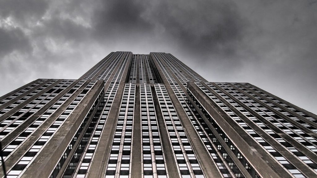 L'imponente facciata dell'Empire State Building vista dal basso