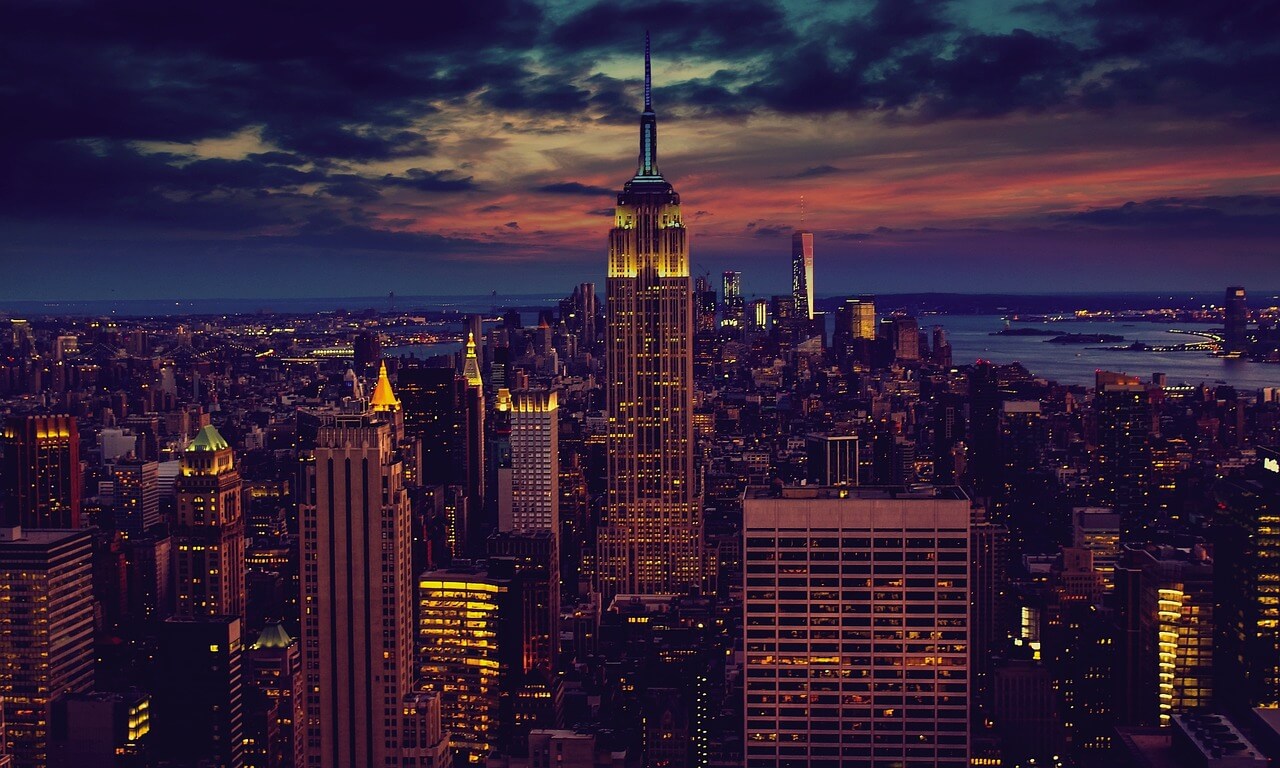 Lo skyline di Manhattan all'imbrunire