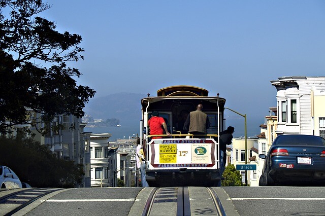 Tram di San Francisco scorrendo per le sue vie