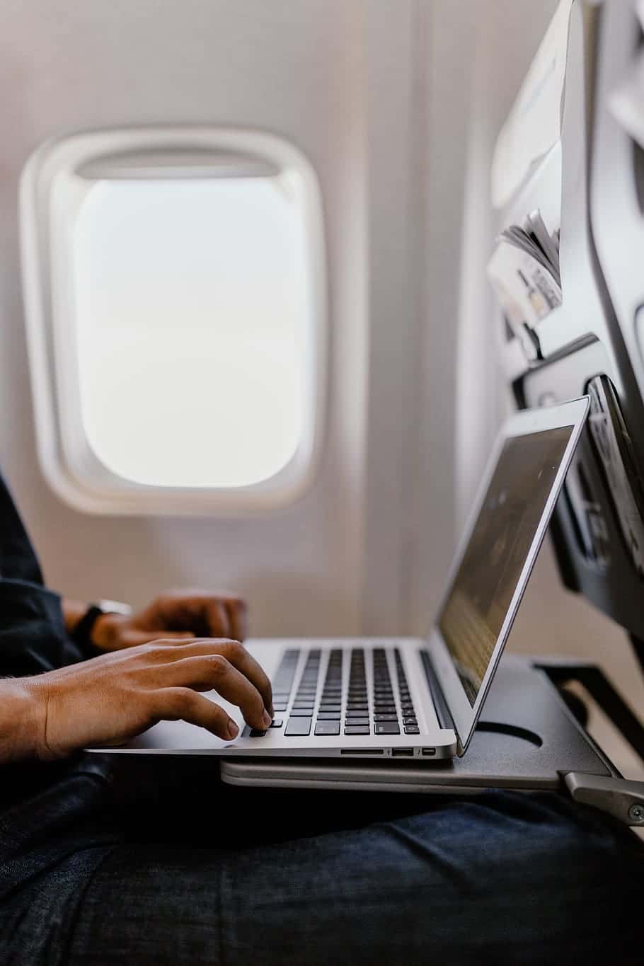 Viaggiare con il laptop: si può portare il pc in aereo?