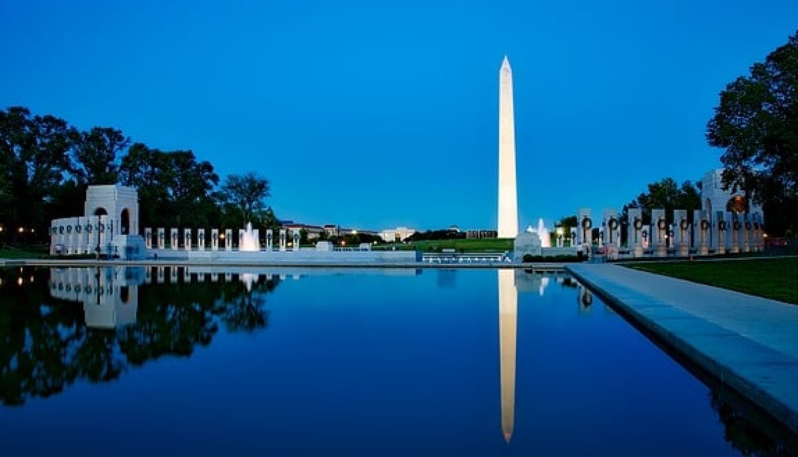 Specchio d'acqua del Lincoln Memorial, con l'obelisco sullo sfondo