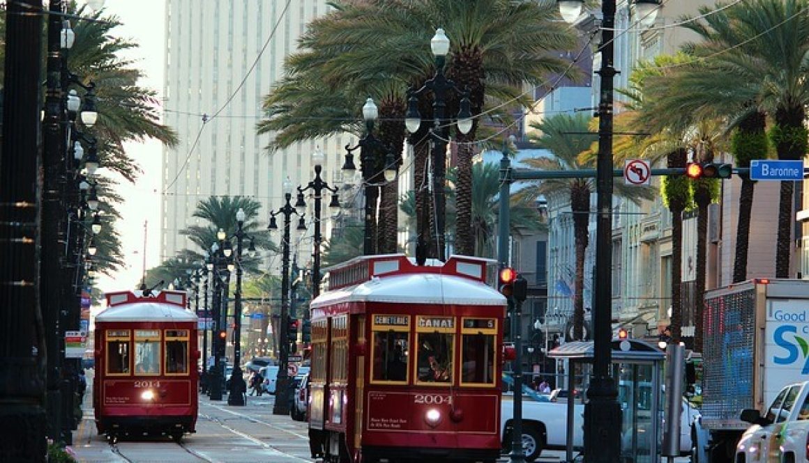 Due tram che scorrono per il centro di New Orleans