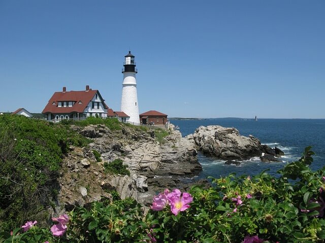 Vista del mare e del faro di Portland, nel Maine