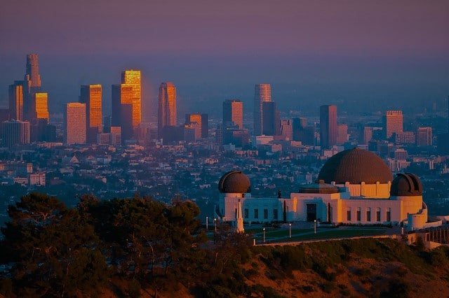 Il Griffith Observatory e i grattacieli di Los Angeles sullo sfondo