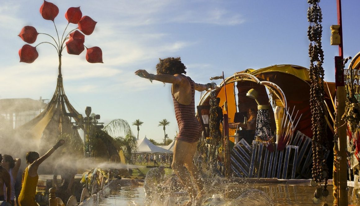 Specchio d'acqua al festival musicale di Coachella in California