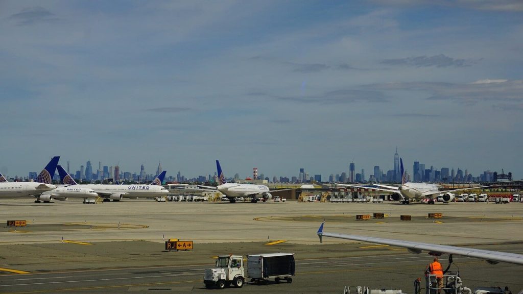 Pista dell'aeroporto di Newark, con Manhattan sullo sfondo