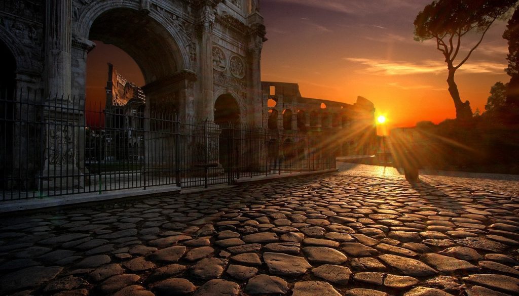 L'arco di Costantino e il Colosseo a Roma