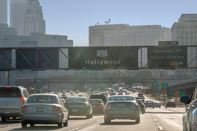 Guidando in una highway nei dintorni di Los Angeles