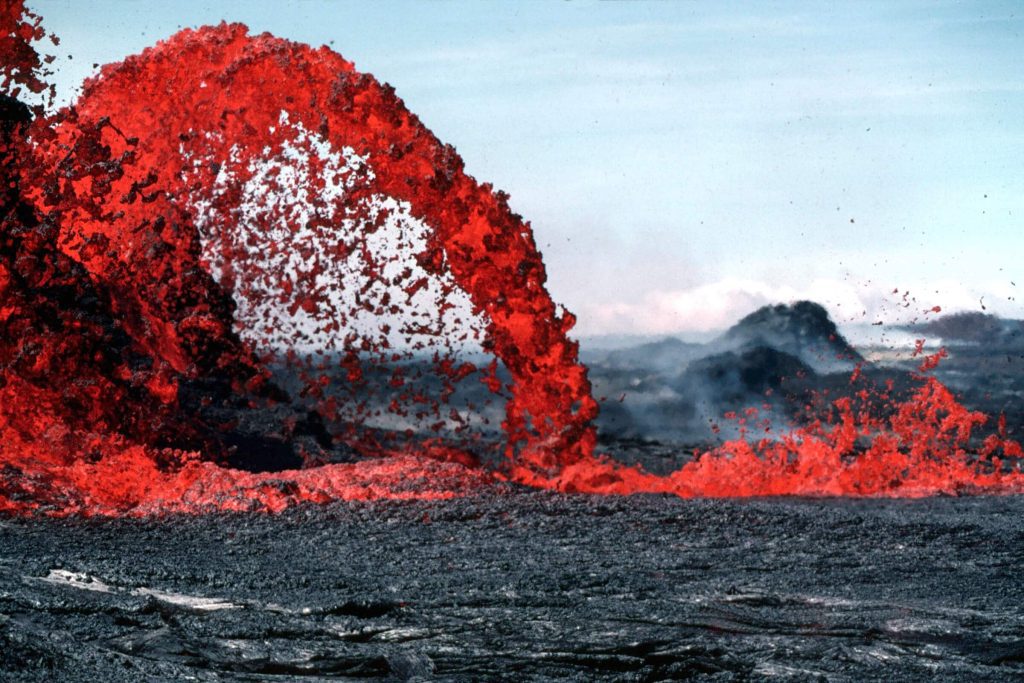 Volcano nelle Hawaii gettando lava