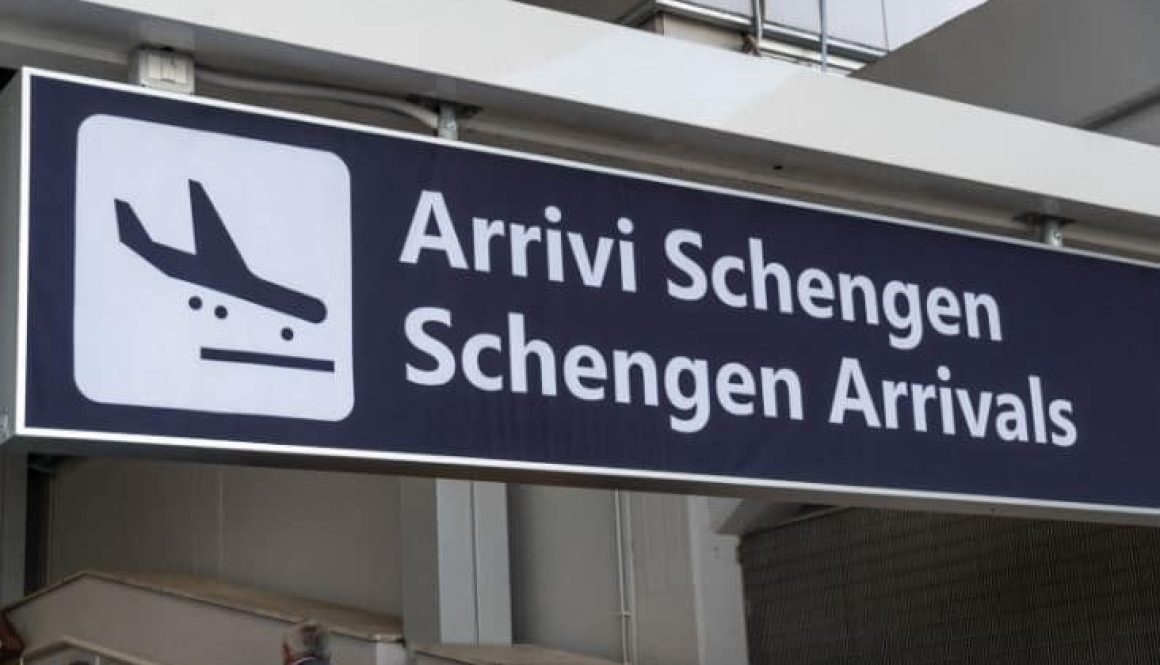 Cartello degli arrivi area Schengen