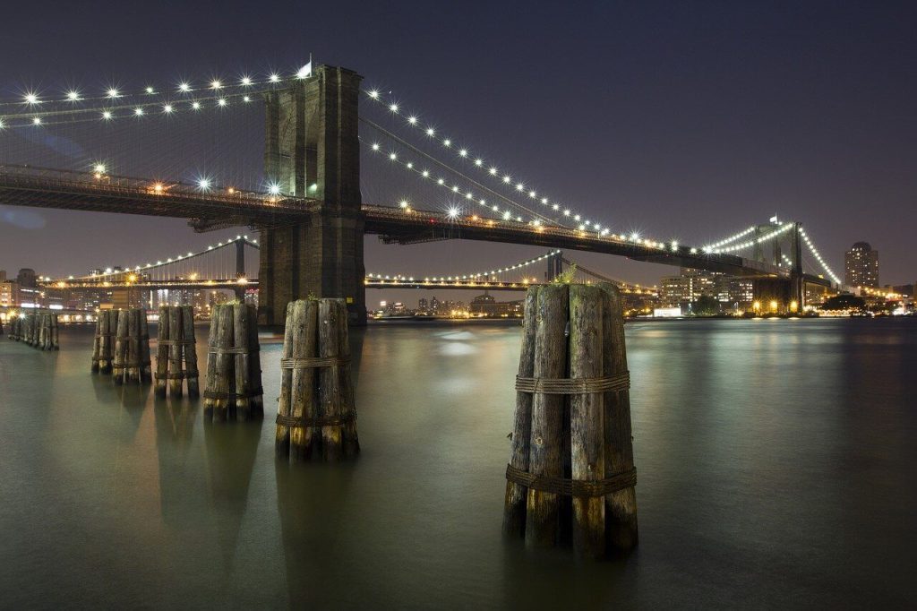 Vista notturna della Brooklyn Bridge